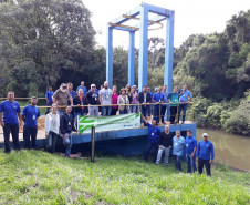 Empregados da Sanepar fizeram o plantio de mudas nativas na Estação de Captação de Água, à beira do Rio das Pedras, manancial de abastecimento da cidade. À noite, será lançada a nova edição do projeto Sustentabilidade: da Escola ao Rio, com alunos do 2.º ano do curso técnico em meio ambiente do Colégio Estadual Francisco Carneiro Martins.