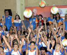 Alunos dos municípios de Telêmaco Borba e Ortigueira ganharam nesta segunda-feira (27) novos núcleos de voleibol, através das Secretarias de Estado da Educação e do Esporte e do Turismo