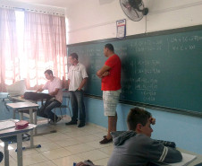 Os professores do Colégio Estadual Vila Industrial, em Laranjeiras do Sul, ganharam mais agilidade em sala de aula. Há uma semana, a escola instalou computadores com acesso à internet em cada uma das quatro salas de aula para que os professores tenham acesso ao Registro de Classe Online, programa desenvolvido pela Secretaria de Estado da Educação em parceria com a Companhia de Tecnologia da Informação e Comunicação do Paraná (Celepar).