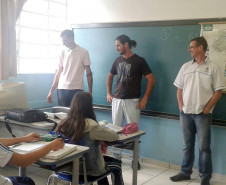 Os professores do Colégio Estadual Vila Industrial, em Laranjeiras do Sul, ganharam mais agilidade em sala de aula. Há uma semana, a escola instalou computadores com acesso à internet em cada uma das quatro salas de aula para que os professores tenham acesso ao Registro de Classe Online, programa desenvolvido pela Secretaria de Estado da Educação em parceria com a Companhia de Tecnologia da Informação e Comunicação do Paraná (Celepar).