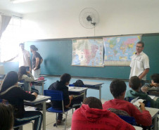 Os professores do Colégio Estadual Vila Industrial, em Laranjeiras do Sul, ganharam mais agilidade em sala de aula. Há uma semana, a escola instalou computadores com acesso à internet em cada uma das quatro salas de aula para que os professores tenham acesso ao Registro de Classe Online, programa desenvolvido pela Secretaria de Estado da Educação em parceria com a Companhia de Tecnologia da Informação e Comunicação do Paraná (Celepar).