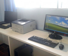 Os professores do Colégio Estadual Vila Industrial, em Laranjeiras do Sul, ganharam mais agilidade em sala de aula. Há uma semana, a escola instalou computadores com acesso à internet em cada uma das quatro salas de aula para que os professores tenham acesso ao Registro de Classe Online, programa desenvolvido pela Secretaria de Estado da Educação em parceria com a Companhia de Tecnologia da Informação e Comunicação do Paraná (Celepar).