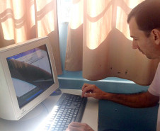 Os professores do Colégio Estadual Vila Industrial, em Laranjeiras do Sul, ganharam mais agilidade em sala de aula. Há uma semana, a escola instalou computadores com acesso à internet em cada uma das quatro salas de aula para que os professores tenham acesso ao Registro de Classe Online, programa desenvolvido pela Secretaria de Estado da Educação em parceria com a Companhia de Tecnologia da Informação e Comunicação do Paraná (Celepar).