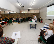 Mais de 600 técnicos disciplinares e coordenadores pedagógicos dos 32 Núcleos Regionais de Educação (NREs) participam nesta semana, em Curitiba, da elaboração de propostas que serão trabalhadas nas oficinas de formação continuada que o Governo do Paraná ofertará aos profissionais que atuam nas escolas da rede estadual.

As oficinas começam na segunda quinzena de maio.