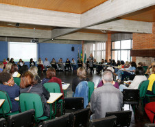 Mais de 600 técnicos disciplinares e coordenadores pedagógicos dos 32 Núcleos Regionais de Educação (NREs) participam nesta semana, em Curitiba, da elaboração de propostas que serão trabalhadas nas oficinas de formação continuada que o Governo do Paraná ofertará aos profissionais que atuam nas escolas da rede estadual.

As oficinas começam na segunda quinzena de maio.