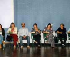 Mais de 600 técnicos disciplinares e coordenadores pedagógicos dos 32 Núcleos Regionais de Educação (NREs) participam nesta semana, em Curitiba, da elaboração de propostas que serão trabalhadas nas oficinas de formação continuada que o Governo do Paraná ofertará aos profissionais que atuam nas escolas da rede estadual.

As oficinas começam na segunda quinzena de maio.