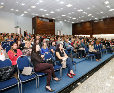Diretores, professores e pedagogos das 110 escolas pertencentes ao Núcleo Regional de Educação (NRE) da Área Metropolitana Norte e coordenadores pedagógicos municipais da Região Metropolitana de Curitiba, participaram nesta quinta-feira (30), em Curitiba, do 1° Encontro Regional de Gestão Escolar. A formação teve como objetivo promover a reflexão dos processos avaliativos e foi ministrada por pesquisadores e especialistas da área.