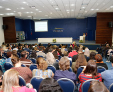 Diretores, professores e pedagogos das 110 escolas pertencentes ao Núcleo Regional de Educação (NRE) da Área Metropolitana Norte e coordenadores pedagógicos municipais da Região Metropolitana de Curitiba, participaram nesta quinta-feira (30), em Curitiba, do 1° Encontro Regional de Gestão Escolar. A formação teve como objetivo promover a reflexão dos processos avaliativos e foi ministrada por pesquisadores e especialistas da área.