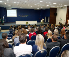 Diretores, professores e pedagogos das 110 escolas pertencentes ao Núcleo Regional de Educação (NRE) da Área Metropolitana Norte e coordenadores pedagógicos municipais da Região Metropolitana de Curitiba, participaram nesta quinta-feira (30), em Curitiba, do 1° Encontro Regional de Gestão Escolar. A formação teve como objetivo promover a reflexão dos processos avaliativos e foi ministrada por pesquisadores e especialistas da área.