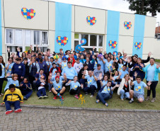 Mágicos, bailarinas, palhaços, malabaristas e rappers autistas trouxeram a alegria do circo para marcar o Dia Mundial da Conscientização do Autismo, que acontece no próximo domingo – 2 de abril. O espetáculo, apresentado para colegas, professores e funcionários da Escola Estadual de Educação Especial Lucy Requião Mello e Silva, em Curitiba, nessa sexta-feira (31), mostra possibilidades de trabalho com esses alunos.