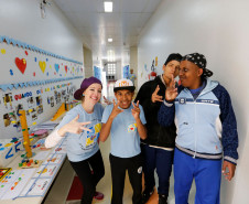Mágicos, bailarinas, palhaços, malabaristas e rappers autistas trouxeram a alegria do circo para marcar o Dia Mundial da Conscientização do Autismo, que acontece no próximo domingo – 2 de abril. O espetáculo, apresentado para colegas, professores e funcionários da Escola Estadual de Educação Especial Lucy Requião Mello e Silva, em Curitiba, nessa sexta-feira (31), mostra possibilidades de trabalho com esses alunos.