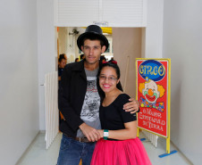 Mágicos, bailarinas, palhaços, malabaristas e rappers autistas trouxeram a alegria do circo para marcar o Dia Mundial da Conscientização do Autismo, que acontece no próximo domingo – 2 de abril. O espetáculo, apresentado para colegas, professores e funcionários da Escola Estadual de Educação Especial Lucy Requião Mello e Silva, em Curitiba, nessa sexta-feira (31), mostra possibilidades de trabalho com esses alunos.
