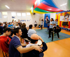 Mágicos, bailarinas, palhaços, malabaristas e rappers autistas trouxeram a alegria do circo para marcar o Dia Mundial da Conscientização do Autismo, que acontece no próximo domingo – 2 de abril. O espetáculo, apresentado para colegas, professores e funcionários da Escola Estadual de Educação Especial Lucy Requião Mello e Silva, em Curitiba, nessa sexta-feira (31), mostra possibilidades de trabalho com esses alunos.