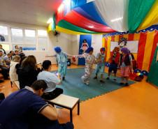 Mágicos, bailarinas, palhaços, malabaristas e rappers autistas trouxeram a alegria do circo para marcar o Dia Mundial da Conscientização do Autismo, que acontece no próximo domingo – 2 de abril. O espetáculo, apresentado para colegas, professores e funcionários da Escola Estadual de Educação Especial Lucy Requião Mello e Silva, em Curitiba, nessa sexta-feira (31), mostra possibilidades de trabalho com esses alunos.