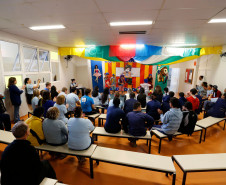 Mágicos, bailarinas, palhaços, malabaristas e rappers autistas trouxeram a alegria do circo para marcar o Dia Mundial da Conscientização do Autismo, que acontece no próximo domingo – 2 de abril. O espetáculo, apresentado para colegas, professores e funcionários da Escola Estadual de Educação Especial Lucy Requião Mello e Silva, em Curitiba, nessa sexta-feira (31), mostra possibilidades de trabalho com esses alunos.