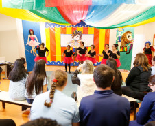 Mágicos, bailarinas, palhaços, malabaristas e rappers autistas trouxeram a alegria do circo para marcar o Dia Mundial da Conscientização do Autismo, que acontece no próximo domingo – 2 de abril. O espetáculo, apresentado para colegas, professores e funcionários da Escola Estadual de Educação Especial Lucy Requião Mello e Silva, em Curitiba, nessa sexta-feira (31), mostra possibilidades de trabalho com esses alunos.