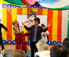 Mágicos, bailarinas, palhaços, malabaristas e rappers autistas trouxeram a alegria do circo para marcar o Dia Mundial da Conscientização do Autismo, que acontece no próximo domingo – 2 de abril. O espetáculo, apresentado para colegas, professores e funcionários da Escola Estadual de Educação Especial Lucy Requião Mello e Silva, em Curitiba, nessa sexta-feira (31), mostra possibilidades de trabalho com esses alunos.