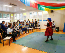 Mágicos, bailarinas, palhaços, malabaristas e rappers autistas trouxeram a alegria do circo para marcar o Dia Mundial da Conscientização do Autismo, que acontece no próximo domingo – 2 de abril. O espetáculo, apresentado para colegas, professores e funcionários da Escola Estadual de Educação Especial Lucy Requião Mello e Silva, em Curitiba, nessa sexta-feira (31), mostra possibilidades de trabalho com esses alunos.