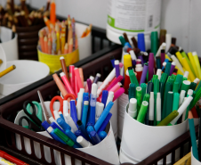 Está disponível nas contas das escolas da rede pública estadual, nesta segunda-feira (03), a nova cota consumo do programa Fundo Rotativo, destinada a cobrir despesas com aquisição de materiais de expediente, itens esportivos, gás e lâmpadas, entre outros materiais da rotina escolar. Ao todo, são R$ 4 milhões que chegam às unidades da rede paranaense. O valor liberado por escola é calculado com base no número de alunos e na modalidade de ensino ofertada.