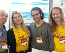 Os alunos do CEEP de Cascavel Guilherme Biazi Sabin, Pamela Guimarães Zuniga e Gabriel Rodrigues Guia - orientados pelos coordenadores de curso Gelson Leandro Kaul e Vander Fabio Silveira - participaram com o projeto Recuperação de membros paralisados por meio da ativação artificial dos músculos