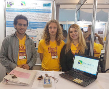 Os alunos do CEEP de Cascavel Guilherme Biazi Sabin, Pamela Guimarães Zuniga e Gabriel Rodrigues Guia - orientados pelos coordenadores de curso Gelson Leandro Kaul e Vander Fabio Silveira - participaram com o projeto Recuperação de membros paralisados por meio da ativação artificial dos músculos