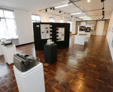 O Museu da Escola Paranaense, em parceria com o Núcleo Regional de Educação de Curitiba, realiza até o dia 21 de maio a exposição itinerante “Diálogos sobre a História e a Importância da Educação Patrimonial de Curitiba”.