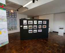 O Museu da Escola Paranaense, em parceria com o Núcleo Regional de Educação de Curitiba, realiza até o dia 21 de maio a exposição itinerante “Diálogos sobre a História e a Importância da Educação Patrimonial de Curitiba”.