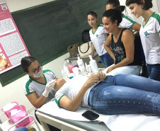 Os postos de saúde e hospitais de Paranavaí, Noroeste do Paraná, ganharam aliados no atendimento à comunidade. Cerca de 250 estudantes dos cursos técnicos em enfermagem e saúde bucal do Colégio Estadual Bento Munhoz da Rocha efetuam todo o preparo dos pacientes antes da consulta médica: medem a pressão e verificam a temperatura, por exemplo.
