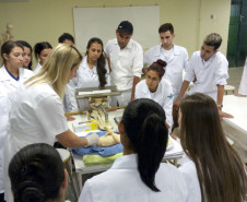 Os postos de saúde e hospitais de Paranavaí, Noroeste do Paraná, ganharam aliados no atendimento à comunidade. Cerca de 250 estudantes dos cursos técnicos em enfermagem e saúde bucal do Colégio Estadual Bento Munhoz da Rocha efetuam todo o preparo dos pacientes antes da consulta médica: medem a pressão e verificam a temperatura, por exemplo.