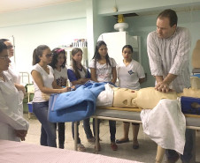 Os postos de saúde e hospitais de Paranavaí, Noroeste do Paraná, ganharam aliados no atendimento à comunidade. Cerca de 250 estudantes dos cursos técnicos em enfermagem e saúde bucal do Colégio Estadual Bento Munhoz da Rocha efetuam todo o preparo dos pacientes antes da consulta médica: medem a pressão e verificam a temperatura, por exemplo.