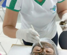 Os postos de saúde e hospitais de Paranavaí, Noroeste do Paraná, ganharam aliados no atendimento à comunidade. Cerca de 250 estudantes dos cursos técnicos em enfermagem e saúde bucal do Colégio Estadual Bento Munhoz da Rocha efetuam todo o preparo dos pacientes antes da consulta médica: medem a pressão e verificam a temperatura, por exemplo.