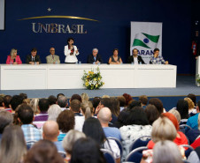 Cerca de 400 pessoas participaram, na noite desta segunda-feira (10), em Curitiba, da abertura do curso de gestão para a terceira turma de diretores de escolas estaduais. Neste grupo estão gestores de escolas da Área Metropolitana Norte, Dois Vizinhos, Francisco Beltrão, Pato Branco e União da Vitória. Iniciado no último dia 3, o curso segue até o dia 28 deste mês.