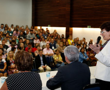 Cerca de 400 pessoas participaram, na noite desta segunda-feira (10), em Curitiba, da abertura do curso de gestão para a terceira turma de diretores de escolas estaduais. Neste grupo estão gestores de escolas da Área Metropolitana Norte, Dois Vizinhos, Francisco Beltrão, Pato Branco e União da Vitória. Iniciado no último dia 3, o curso segue até o dia 28 deste mês.