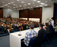 Cerca de 400 pessoas participaram, na noite desta segunda-feira (10), em Curitiba, da abertura do curso de gestão para a terceira turma de diretores de escolas estaduais. Neste grupo estão gestores de escolas da Área Metropolitana Norte, Dois Vizinhos, Francisco Beltrão, Pato Branco e União da Vitória. Iniciado no último dia 3, o curso segue até o dia 28 deste mês.