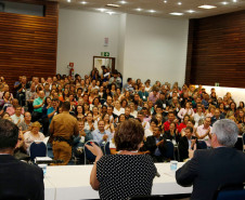 Cerca de 400 pessoas participaram, na noite desta segunda-feira (10), em Curitiba, da abertura do curso de gestão para a terceira turma de diretores de escolas estaduais. Neste grupo estão gestores de escolas da Área Metropolitana Norte, Dois Vizinhos, Francisco Beltrão, Pato Branco e União da Vitória. Iniciado no último dia 3, o curso segue até o dia 28 deste mês.