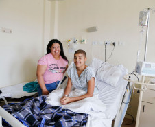 O Governo do Paraná mais que dobrou o número de instituições conveniadas que ofertam o atendimento escolar a alunos hospitalizados. Em 2010, eram oito instituições que ofereciam o serviço. Agora, são 19 que mantêm parceria com a Secretaria de Estado da Educação em diferentes regiões do Paraná.<br />
<br />
O atendimento é feito por professores e pedagogos da rede estadual de ensino pelo programa Serviço de Atendimento à Rede de Escolarização Hospitalar (Sareh).