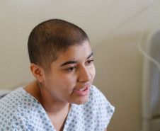 Em novembro do ano passado, os professores e pedagogos que atuam no Hospital das Clínicas, em Curitiba, fizeram uma festa surpresa para Thainara Cristina da Silva, 18 anos, para comemorar a formatura do ensino médio