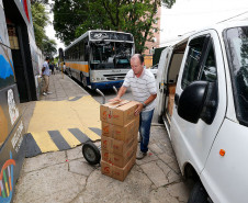 As 2,1 mil escolas da rede estadual de ensino começaram a receber a segunda remessa de carne bovina para a merenda escolar. Nos próximos dias serão entregues 75 toneladas de carne bovina (patinho) em cubo a todas as unidades de ensino. No final do mês de maio as escolas estaduais vão receber a terceira remessa, contendo peito de frango.