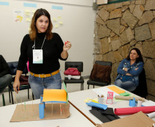 A formação vai lidar com questões relacionadas ao Movimento Maker (faça você mesmo), programa Conectados 2.0 e oficinas de Aprendizagem Criativa, Scratch (esboços), Impressão 3D e suporte tecnológico. “Com os conhecimentos adquiridos durante as oficinas vamos mostrar aos professores maneiras diferentes de trabalhar a criatividade em sala de aula e o desenvolvimento dos alunos”, disse a técnica do núcleo de Foz do Iguaçu, Francielle Nunes.