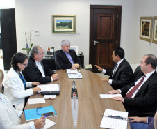 O Governo do Paraná vai melhorar o funcionamento da internet em toda rede estadual de ensino. Detalhes do projeto foram discutidos nesta quarta-feira (19), no Palácio Iguaçu, pelo chefe da Casa Civil, Valdir Rossoni, com diretores e técnicos da Copel e da Fundepar.