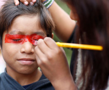 Nos últimos sete anos as comunidades indígenas xokleng, guarani, xetá e caingangue, que vivem no Paraná, tiveram importantes avanços na área da educação que garantem a qualidade do ensino e reforçam a cultura e as histórias desses povos