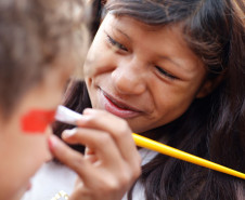 Nos últimos sete anos as comunidades indígenas xokleng, guarani, xetá e caingangue, que vivem no Paraná, tiveram importantes avanços na área da educação que garantem a qualidade do ensino e reforçam a cultura e as histórias desses povos