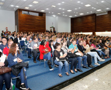 Cerca de 400 diretores das escolas estaduais pertencentes aos Núcleos Regionais de Educação (NREs) de Guarapuava, Pitanga (Centro do Estado), Irati, Laranjeiras do Sul (Centro Sul), Telêmaco Borba e Ponta Grossa (Campos Gerais) iniciaram nesta segunda-feira (24), em Curitiba, o curso de Gestão em Foco