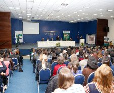 Cerca de 400 diretores das escolas estaduais pertencentes aos Núcleos Regionais de Educação (NREs) de Guarapuava, Pitanga (Centro do Estado), Irati, Laranjeiras do Sul (Centro Sul), Telêmaco Borba e Ponta Grossa (Campos Gerais) iniciaram nesta segunda-feira (24), em Curitiba, o curso de Gestão em Foco