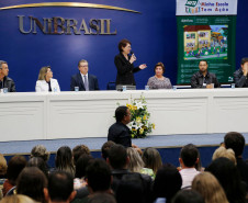“O curso aborda questões fundamentais para fortalecer a administração democrática nas escolas estaduais e também reduzir as taxas de abandono, reprovação, aprovação por conselho de classe e distorção de idade ano, conforme previsto no nosso programa pedagógico Minha Escola Tem Ação, o Meta”, disse a secretária da Educação, professora Ana Seres.