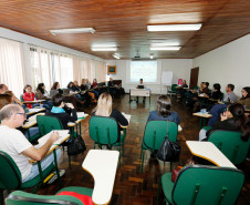 Nesta terça-feira (25), avaliadores educacionais, que compõem a rede de assistência técnica para monitoramento e avaliação dos planos municipais de educação, participaram do treinamento ofertado pela Secretaria Estadual da Educação, em Curitiba. Durante o curso os profissionais trabalharam a atualização das informações relativas aos Planos Estadual e Municipais de Educação.