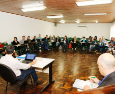 Nesta terça-feira (25), avaliadores educacionais, que compõem a rede de assistência técnica para monitoramento e avaliação dos planos municipais de educação, participaram do treinamento ofertado pela Secretaria Estadual da Educação, em Curitiba. Durante o curso os profissionais trabalharam a atualização das informações relativas aos Planos Estadual e Municipais de Educação.