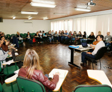Nesta terça-feira (25), avaliadores educacionais, que compõem a rede de assistência técnica para monitoramento e avaliação dos planos municipais de educação, participaram do treinamento ofertado pela Secretaria Estadual da Educação, em Curitiba. Durante o curso os profissionais trabalharam a atualização das informações relativas aos Planos Estadual e Municipais de Educação.