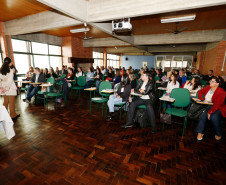 Nesta quarta-feira (26), técnicos e coordenadores pedagógicos que atuam no Departamento de Educação e Trabalho (DET) nas regionais iniciaram a formação em Curitiba. O curso termina nesta quinta-feira (27) e irá abordar questões pedagógicas e administrativas relacionadas à educação profissional. Os profissionais também vão trabalhar com as necessidades dos colégios agrícolas e as novidades do programa de formação profissional para jovens, MedioTec