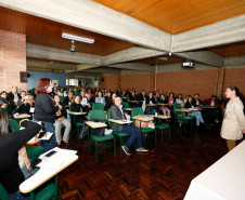 Nesta quarta-feira (26), técnicos e coordenadores pedagógicos que atuam no Departamento de Educação e Trabalho (DET) nas regionais iniciaram a formação em Curitiba. O curso termina nesta quinta-feira (27) e irá abordar questões pedagógicas e administrativas relacionadas à educação profissional. Os profissionais também vão trabalhar com as necessidades dos colégios agrícolas e as novidades do programa de formação profissional para jovens, MedioTec